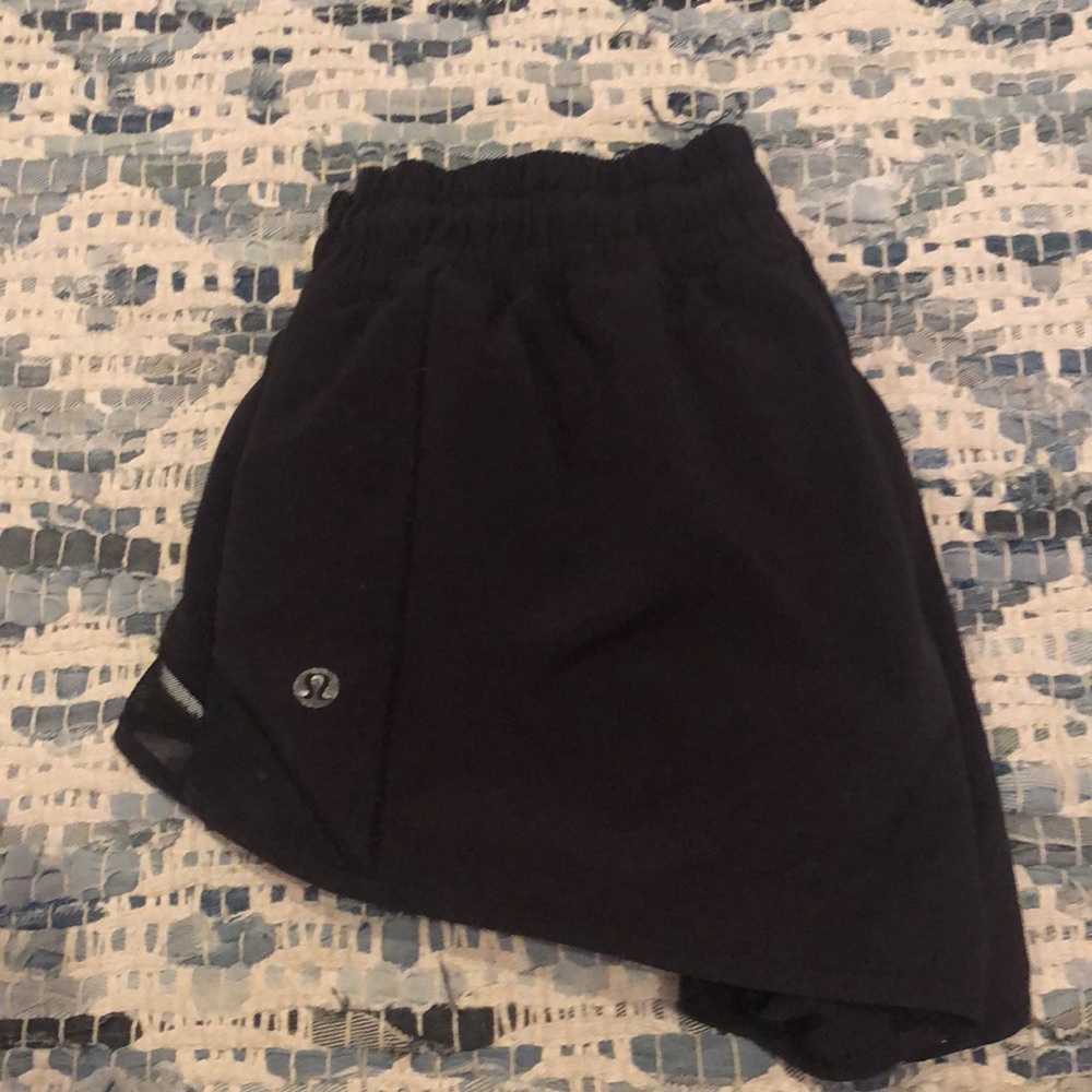 Black hottie hot size 6 Lululemon shorts